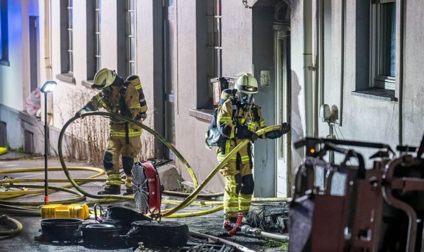 Das Gebäude wurde in der Nacht aufgrund des Brands evakuiert. Foto: Markus Klümper/dpa