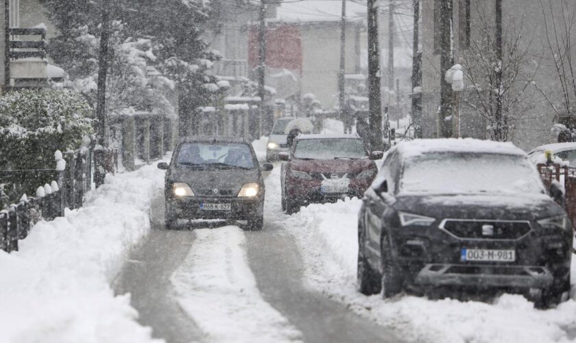 Tempête de neige en Bosnie : des dizaines de milliers de foyers toujours privés d’électricité