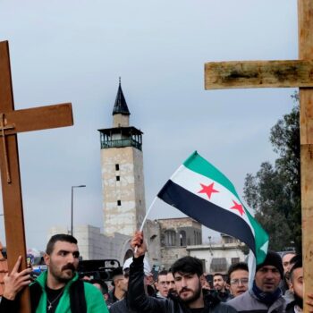 Weihnachtsbaum in Brand gesetzt – Proteste mit Kreuzen und Flaggen in Syrien