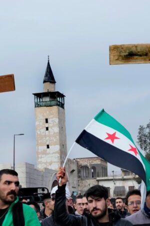 Weihnachtsbaum in Brand gesetzt – Proteste mit Kreuzen und Flaggen in Syrien