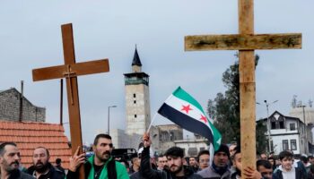 Weihnachtsbaum in Brand gesetzt – Proteste mit Kreuzen und Flaggen in Syrien