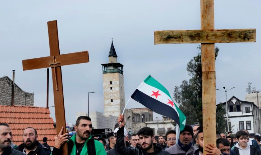 Weihnachtsbaum in Brand gesetzt – Proteste mit Kreuzen und Flaggen in Syrien