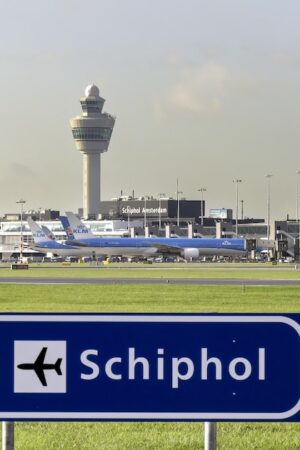 Vue d'ensemble avec panneau de signalisation à l'aéroport de Schiphol, à Amsterdam, aux Pays-Bas.