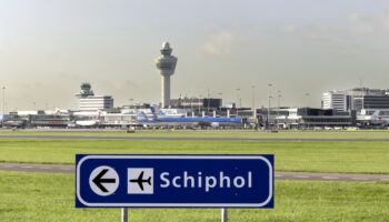 Vue d'ensemble avec panneau de signalisation à l'aéroport de Schiphol, à Amsterdam, aux Pays-Bas.