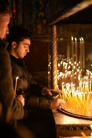 Überschattet vom Krieg in Gaza fielen die Weihnachtsfeiern in Bethlehem eher gedämpft aus. Foto: Matias Delacroix/AP/dpa