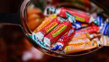 L'emblématique bonbon Carambar, originaire de Lille, a fêté en 2024 les 70 ans d'une histoire riche