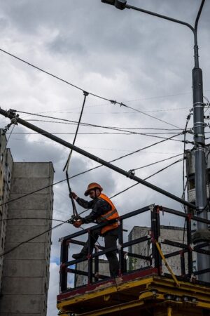 Depuis le début de la guerre en février 2022, la Russie a gravement endommagé le réseau électrique de l'Ukraine en le bombardant à répétition, ce qui provoque des coupures de courant régulières