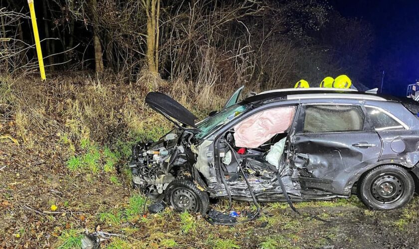 Die Frau starb noch an der Unfallstelle. Foto: -/Feuerwehr Bergheim/dpa