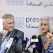 Les parents d'Austin Tice, Marc (G) et Debrah (D), montrent des portraits de leur fils, le 20 juillet 2017, lors d'une conférence de presse à Beyrouth, au Liban