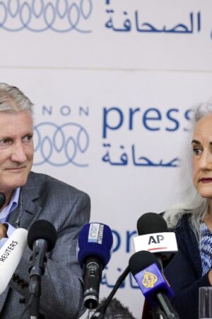 Les parents d'Austin Tice, Marc (G) et Debrah (D), montrent des portraits de leur fils, le 20 juillet 2017, lors d'une conférence de presse à Beyrouth, au Liban