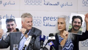 Les parents d'Austin Tice, Marc (G) et Debrah (D), montrent des portraits de leur fils, le 20 juillet 2017, lors d'une conférence de presse à Beyrouth, au Liban