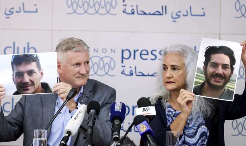 Les parents d'Austin Tice, Marc (G) et Debrah (D), montrent des portraits de leur fils, le 20 juillet 2017, lors d'une conférence de presse à Beyrouth, au Liban