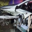 Bei einem Unfall auf der Autobahn 3 bei Emmerich hat sich ein Teil der Leitplanke gelöst. Das Metallteil durchbohrte das Auto un