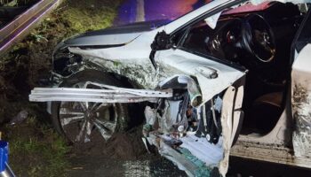 Bei einem Unfall auf der Autobahn 3 bei Emmerich hat sich ein Teil der Leitplanke gelöst. Das Metallteil durchbohrte das Auto un