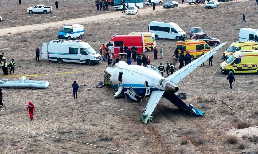 Kasachstan: Passagierflugzeug abgestürzt – vermutlich mehr als 30 Tote bei Unglück