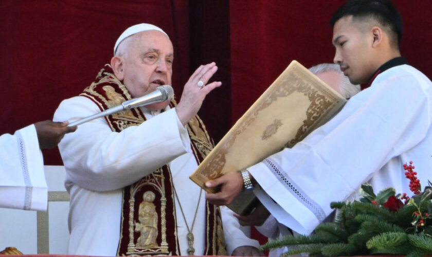 Célébrations de Noël : le pape François appelle à "faire taire les armes" dans le monde