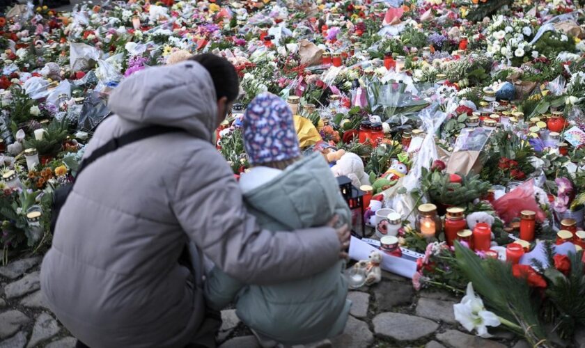 Magdeburg: Menschen trauern an Heiligabend um Opfer von Attentat