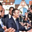 Le président français Emmanuel Macron (C), avec l'officier supérieur de sécurité de l'Élysée Alexandre Benalla (G), serre la main des gens après avoir voté au Touquet, lors du second tour des élections législatives françaises, le 18 juin 2017.