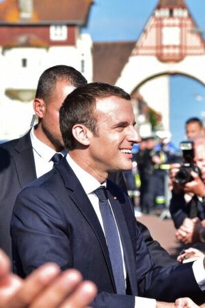 Le président français Emmanuel Macron (C), avec l'officier supérieur de sécurité de l'Élysée Alexandre Benalla (G), serre la main des gens après avoir voté au Touquet, lors du second tour des élections législatives françaises, le 18 juin 2017.