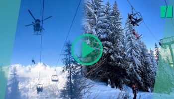 Savoie : un télésiège en panne à La Norma, les images de l’évacuation de la centaine de skieurs coincés