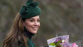 Prinzessin Kate wurde mit Blumen "überhäuft", wie der Sender Sky News kommentierte. Foto: Jon Super/AP/dpa