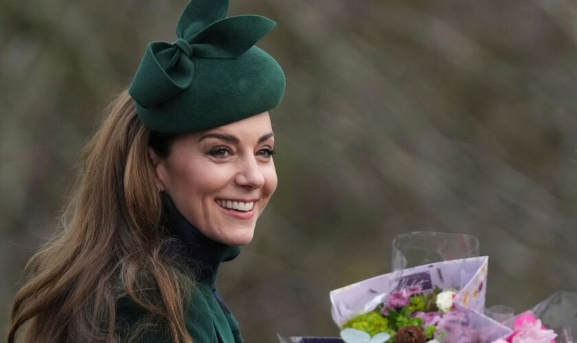 Prinzessin Kate wurde mit Blumen "überhäuft", wie der Sender Sky News kommentierte. Foto: Jon Super/AP/dpa