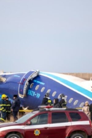 Abgestürztes Flugzeug nahe Aktau in Kasachstan