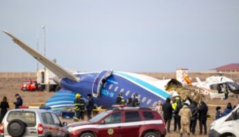 Abgestürztes Flugzeug nahe Aktau in Kasachstan