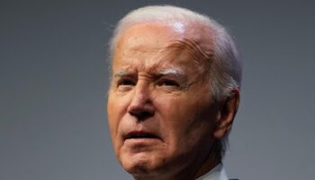 Joe Biden en déclin politique (et physique) à un mois de quitter la Maison Blanche pour laisser la place à Trump