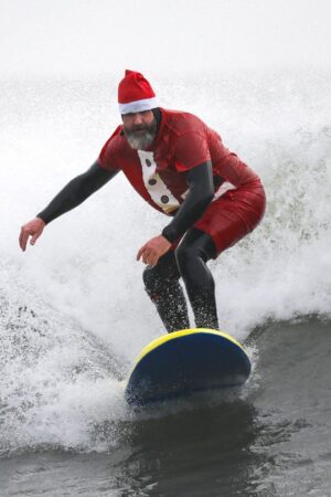 Unterschiedliche Bräuche: Von Santa-Surfen bis Rodeln: So wird Weihnachten weltweit gefeiert