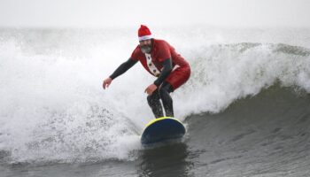 Unterschiedliche Bräuche: Von Santa-Surfen bis Rodeln: So wird Weihnachten weltweit gefeiert