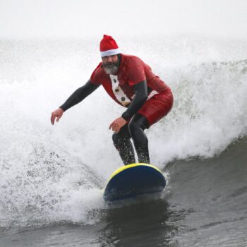 Unterschiedliche Bräuche: Von Santa-Surfen bis Rodeln: So wird Weihnachten weltweit gefeiert