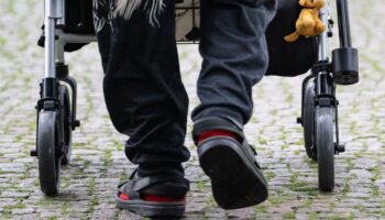 Die Tochter hatte die Polizei verständigt, als der Senior allein mit dem Rollator unterwegs war. (Symbolbild) Foto: Marijan Mura