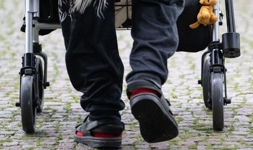 Die Tochter hatte die Polizei verständigt, als der Senior allein mit dem Rollator unterwegs war. (Symbolbild) Foto: Marijan Mura