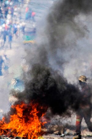 FILE - A barricade burns Tuesday, Nov. 5, 2024 in Mozambique's capital, Maputo,Tuesday, Nov. 5, 2024 in protests that have engulfed the country after the opposition rejected the results of the country's polls which saw the Frelimo party extend its 58-year rule. (AP Photo/Carlos Uqueio, File)