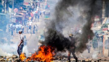 FILE - A barricade burns Tuesday, Nov. 5, 2024 in Mozambique's capital, Maputo,Tuesday, Nov. 5, 2024 in protests that have engulfed the country after the opposition rejected the results of the country's polls which saw the Frelimo party extend its 58-year rule. (AP Photo/Carlos Uqueio, File)