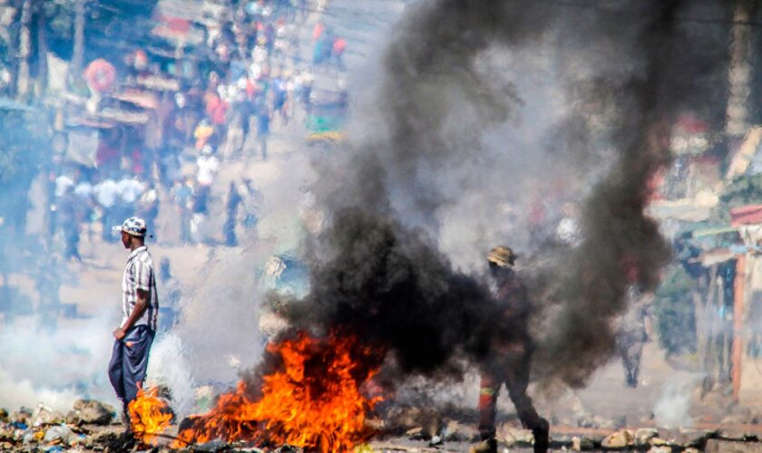 FILE - A barricade burns Tuesday, Nov. 5, 2024 in Mozambique's capital, Maputo,Tuesday, Nov. 5, 2024 in protests that have engulfed the country after the opposition rejected the results of the country's polls which saw the Frelimo party extend its 58-year rule. (AP Photo/Carlos Uqueio, File)