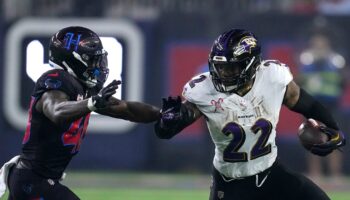 Ravens rout Texans on Christmas, inch closer to division title