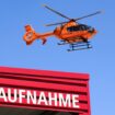 Mit einem Hubschrauber wurde der Verletzte in eine Klinik gebracht. (Symbolbild) Foto: Julian Stratenschulte/dpa