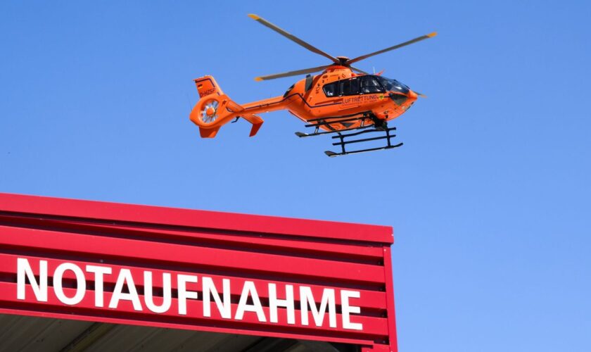 Mit einem Hubschrauber wurde der Verletzte in eine Klinik gebracht. (Symbolbild) Foto: Julian Stratenschulte/dpa