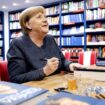 Angela Merkel beim Signieren ihres Buches