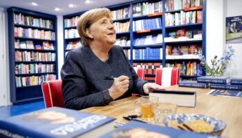 Angela Merkel beim Signieren ihres Buches