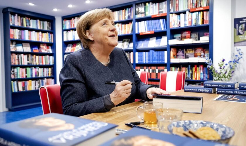 Angela Merkel beim Signieren ihres Buches