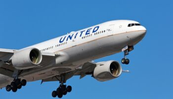 Body found in wheel well of United Airlines Christmas Eve flight from Chicago to Maui