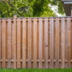 Certains jardiniers font un trou en bas de leur clôture - ce geste méconnu est pourtant très utile