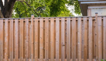 Certains jardiniers font un trou en bas de leur clôture - ce geste méconnu est pourtant très utile