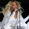 Beyoncé performt Songs auf der Bühne