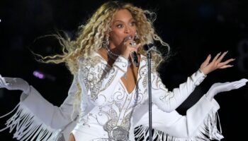 Beyoncé performt Songs auf der Bühne