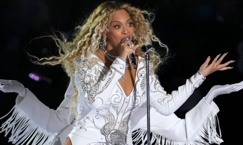 Beyoncé performt Songs auf der Bühne