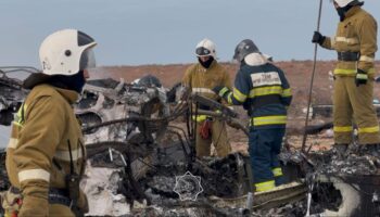 Photo fournie par le ministère des Situations d'urgence du Kazakhstan montrant des experts sur le site du crash d'un avion d'Azerbaijan Airlines près d'Aktaou le 25 décembre 2024